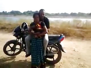 देसी जोड़े में प्रेमी युगल प्रेमिका