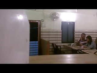 भारतीय दबाने चूसना प्रेमिका स्तन रेस्तरां स्तन दबाने भारतीय