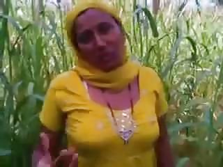 भारतीय लड़की के साथ खुले क्षेत्रों में अमृतसर में खेतों flasher