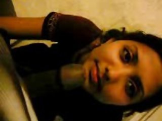 Xxx सेक्स वीडियो भारतीय एमेच्योर लड़की ब्लोजोब के साथ