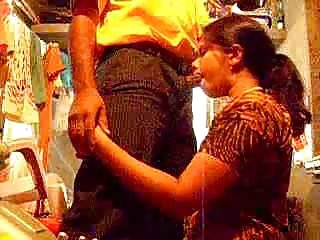 सेक्स वीडियो को देखने के लिए भारतीय लड़की ब्लोजोब के साथ भारतीय लड़की