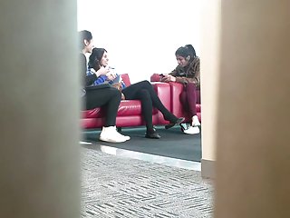 खरा भारतीय shoeplay पैरों झूलने काली चड्डी, काले पैर